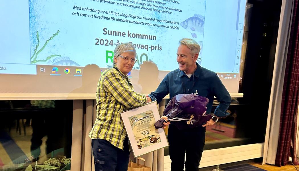 Gun-Britt Olsson, miljöingenjör på Sunne kommun, tar emot diplomet. Foto: Sunne kommun