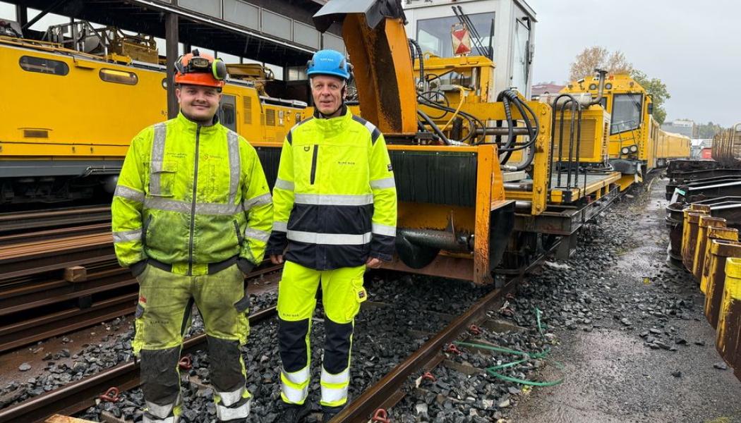 Vid Bane NORs Alnabru-terminal står tung snöröjningsutrustning och arbetslag redo att hantera vintern på järnvägen. Christian Iversen, arbetsplanerare vid Alnabru-terminalen och Tormod Bergerud, chef för operativt stöd i Stor-Oslo-regionen på Bane NOR.  FOTO: Harry Korslund, Bane NOR