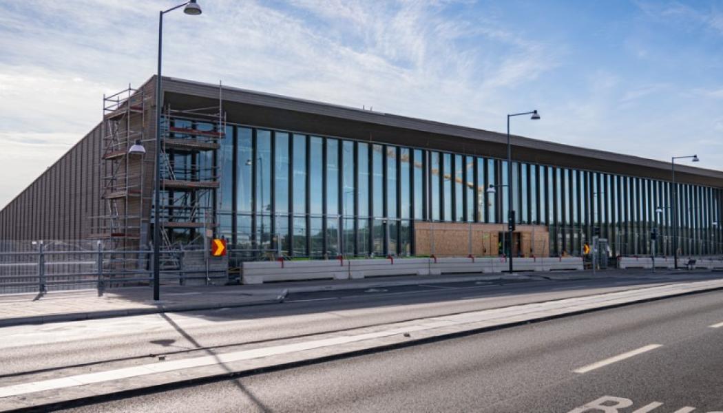 Det nya stationshuset som det ser ut idag. Här kommer du i framtiden enkelt kunna byta mellan tunnelbana, buss, pendeltåg, regional- och fjärrtåg. Foto: Trafikverket