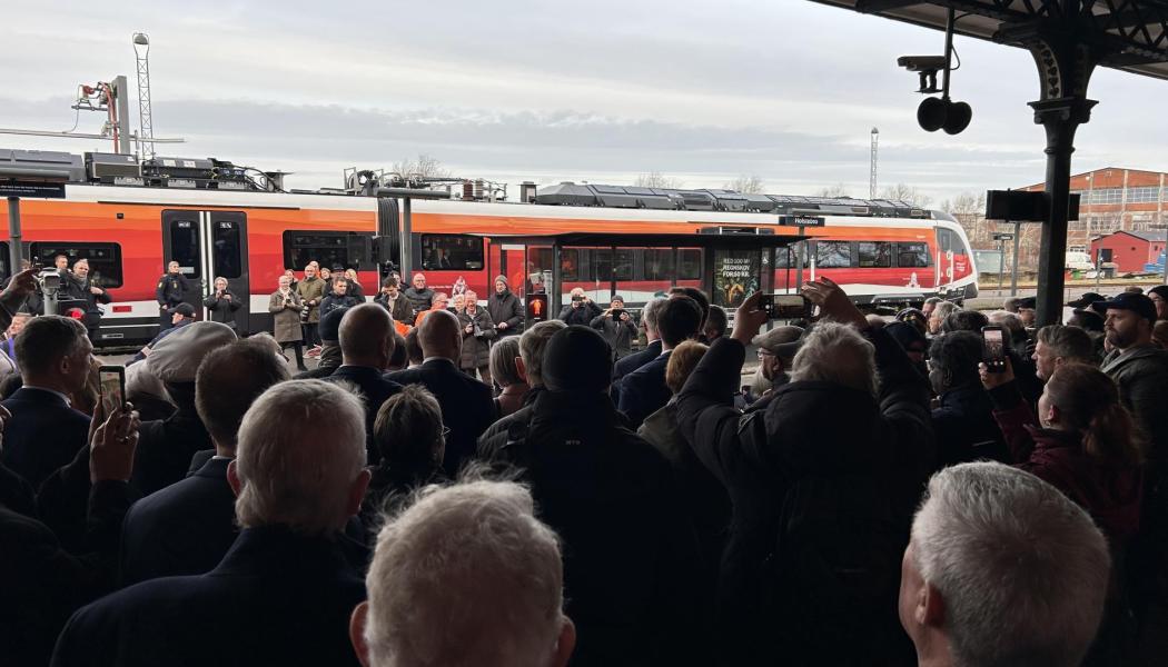 Invigningen ägde rum på stationerna i Holstebro och Lemvig och kulminerade med en jungfrutur mellan de två orterna. Ombord fanns H.M. kungen, som deltog i premiärresan med Midtjyske Jernbaners nya batteritåg av typen Siemens Mireo Plus B. Därmed blev Danmarks första batteritåg formellt invigt. Foto: Banedanmark