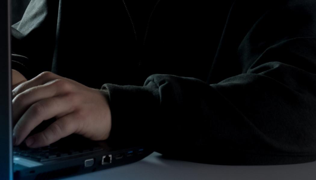 Mejlen dyker upp som svar på tidigare e-postmeddelanden, vilket kallas trådkapning, och innehåller zippade HTML-bilagor. Foto: bermix studio unsplash