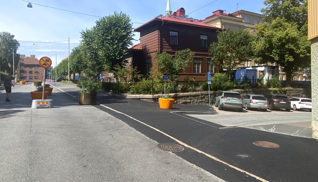 Falkgatan på sträckan förbi Ånässkolans huvudentré, rakt fram i bilden, har nu stängts av för bilar. Bilister som ska passera skolan får istället köra runt den på sidogatorna. Bild: Göteborgs Stad