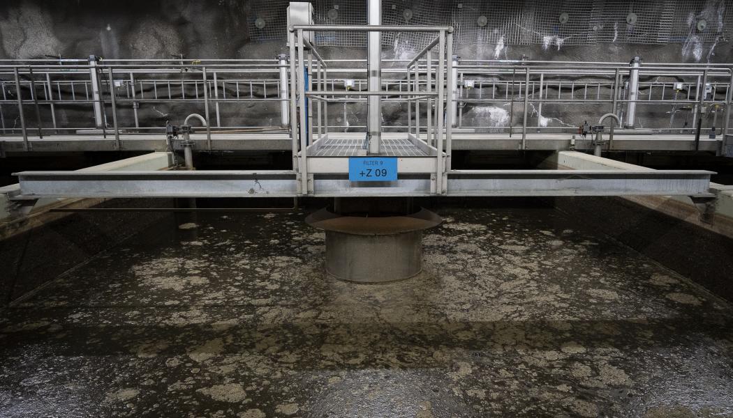 Sandfiltret och det sista steget i reningsprocessen. Vattnet silas genom 1,5 meter tjocka sandbäddar där partiklar avskiljs. Det här steget kommer inte att behövas i framtiden när MBR-tekniken är installerad. Det kommer dock finnas kvar som högflödesrening vid tillfällen då det regnar mycket och det inte finns kapacitet att ta in allt vatten i biosteget. Foto: Robert Gabrielsson
