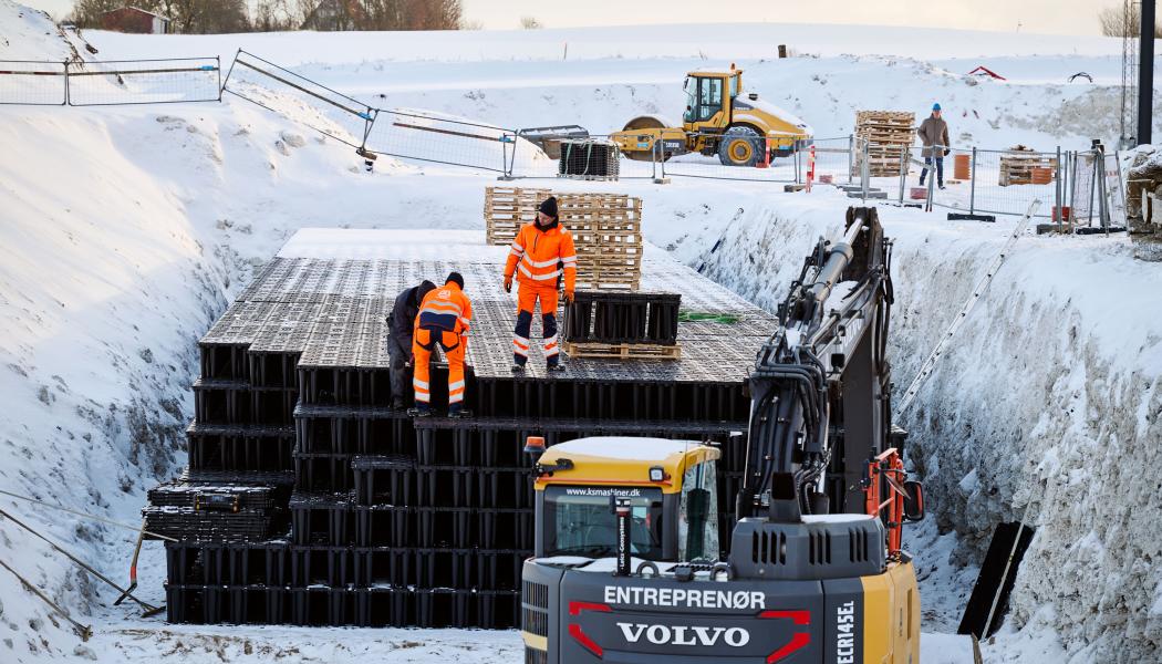 Kassetterna har integrerade låsclips och kan staplas vilket gör att det går att bygga både på höjden och bredden. Foto: Wavin