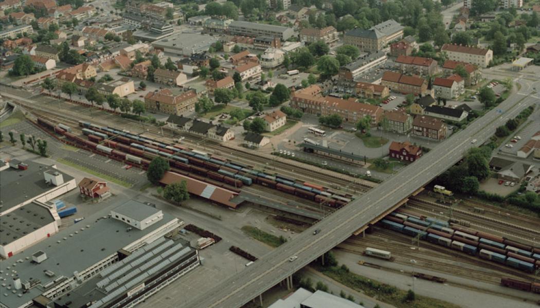 Bild på järnvägen vid Älmhult 1997. Foto: Jan Norrman/Wikimedia Commons/https://commons.wikimedia.org/wiki/File:%C3%84lmhult_-_KMB_-_16000700010669.jpg