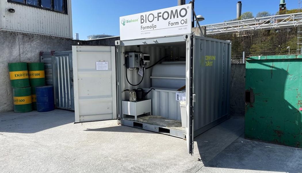Med en tankstation i en container har Heidelberg Materials Betong kontroll i realtid på att rätt typ av formolja tankas i deras betongbilar. Systemet ser till att rätt mängd debiteras och minimerar även överanvändning.