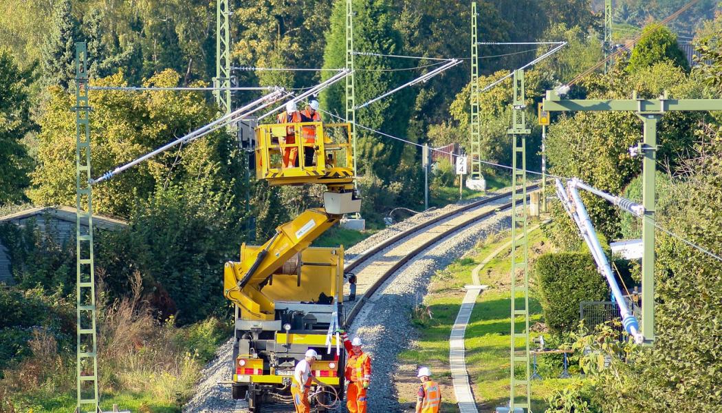 Kraftledningen och dess strukturer bär höga och livsfarliga spänningar. Den strömförande sträckan måste beaktas, särskilt vid korsning av järnvägskorsningar med höga specialfordon. En maximal höjd på 4,5 meter är tillåten under kontaktledningen. Foto: Creative Commons Lic. (Pixabay) Kredit: Noverodus
