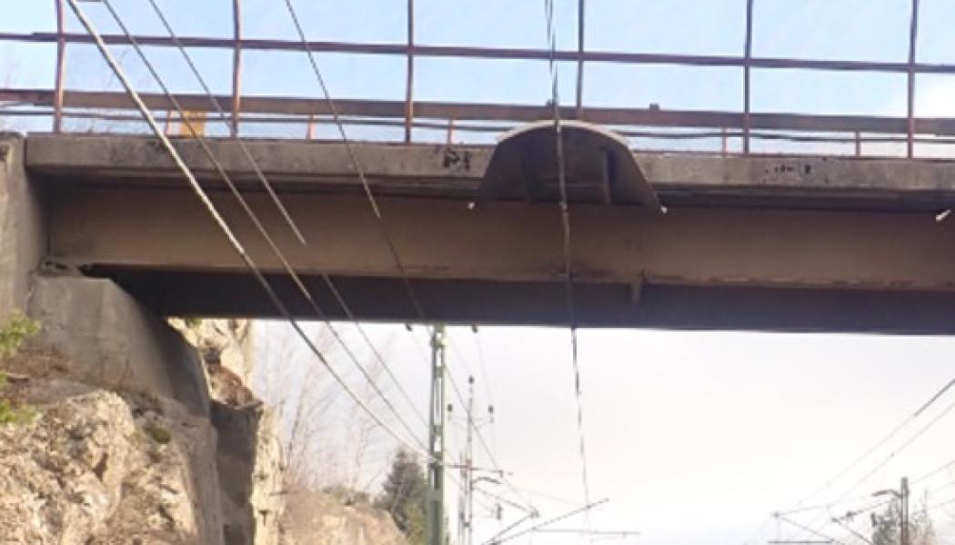 Bron över västra stambanan i Bolverstorp i Katrineholms kommun är uttjänt och byt ut. Foto: Trafikverket