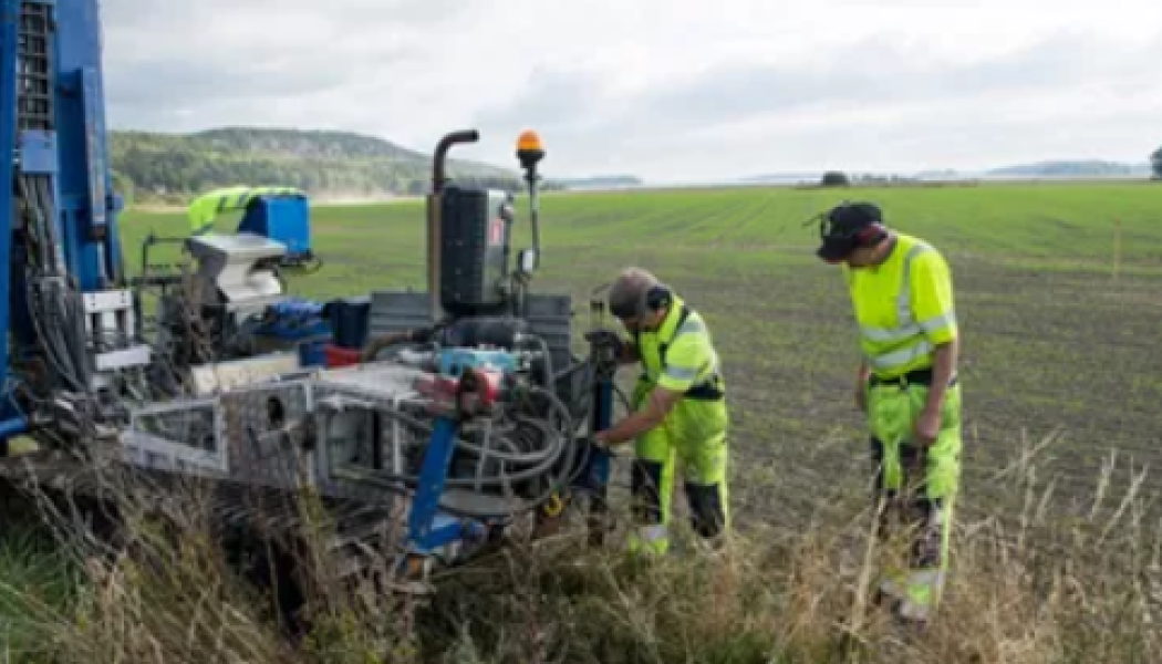 En geoteknisk borrbandvagn undersöker markförhållandena invid väg 148 i Lärbro. Foto: Trafikverket