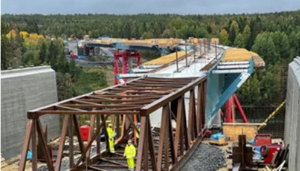 Nu är brobalken över Umeälven lanserad. Foto: Trafikverket