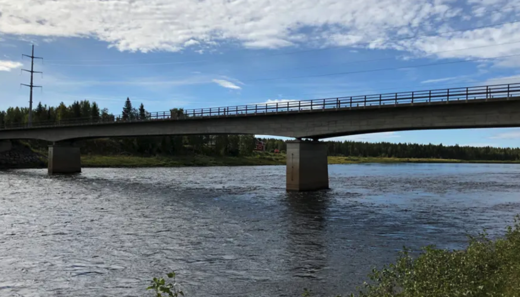 Ny bro ska anpassas för de tunga malmtransporterna mellan gruvan i Kaunisvaara och Svappavaara. Foto: Trafikverket