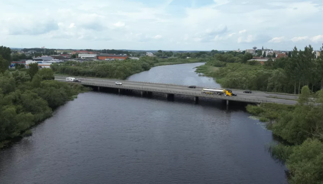 Trafikverket ska byta ut broarna och samtidigt klimatanpassa konstruktionsutformningen utifrån framtida vattenflöden i Helge å. Foto: Trafikverket