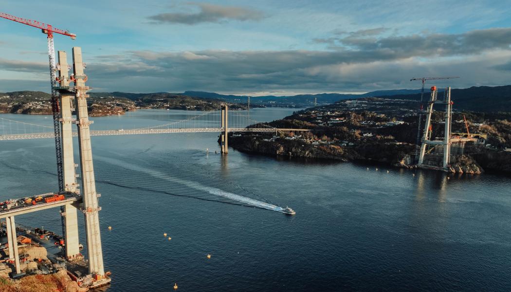 Brotornen till Nya Sotrabron nådde officiellt sin fulla höjd sent i går, den 3 december. Bilden är från i dag, och som man kan se reser sig de två tornen 145 meter över inseglingen till Bergen.
Foto: Bjarte Ågotnes Olsen / Statens vegvesen
