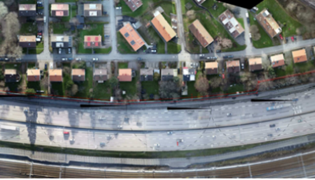 Tusentals fordon kör förbi på E20-motorvägen varje dygn. Många som bor i Bagaregården störs av bullret och nu ska Trafikverket bygga en bullerskyddsskärm. Foto: Trafikverket