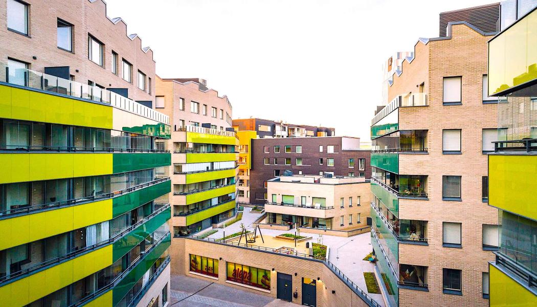 Kvarteret Airut på Busholmen i Helsingfors, innehåller förutom bostäder även tjänster som livar upp stadskulturen, affärslokaler och kontor. Foto: Arkitektbyrån Sauerbruch Hutton & Optiplan Oy







