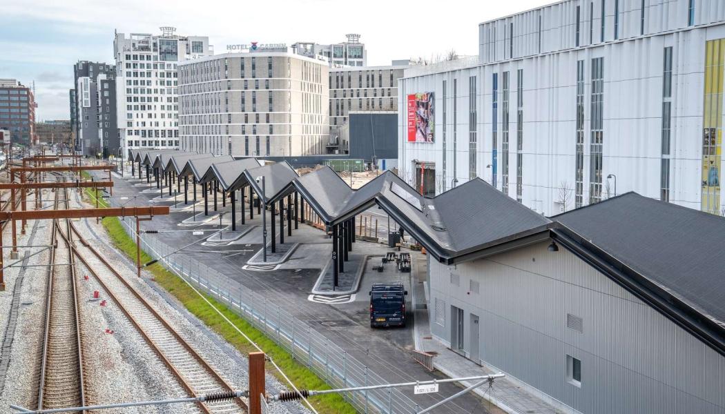 Den nya bussterminalen i Köpenhamn ligger på Dybbelsbro, mellan järnvägsspåren och Carsten Niebuhrs Gade. Foto: Vejdirektoratet