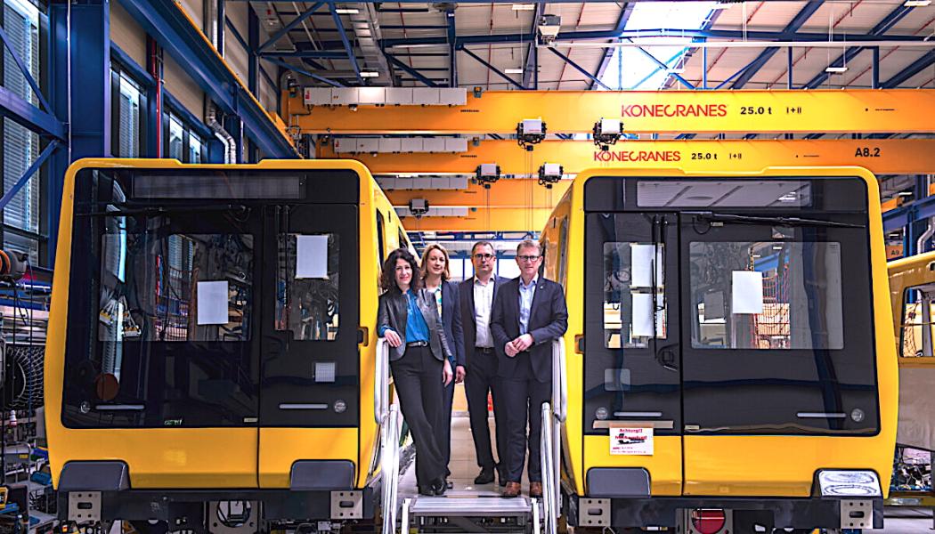 Berlins mobilitetssenator Bettina Jarasch fick vid ett platsbesök en första inblick i den nya tunnelbanan. I Stadlers monteringshall i Pankow sydväst om Berlin står för närvarande tolv gula vagnar av den nya tunnelbaneserien tätt uppställda. Totalt byggs åtta testtåg i inledningsskedet, där varje tåg består av flera vagnar. Fyra av tågen är avsedda för smalprofil och fyra för storprofil. Produktionen har inletts med smalprofilstågen, som används på linjerna U1 till U4.Vid en pressvisning av den nya generationen tunnelbanetåg. Bild: Team On.