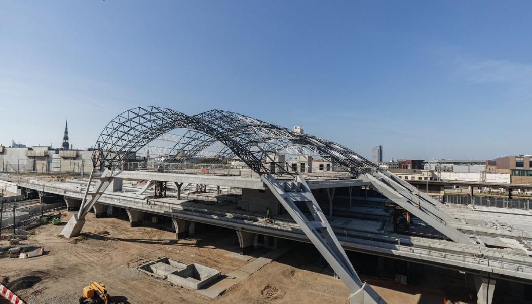 Nyligen meddelade Rail Baltica-projektets lettiska genomförandeorganisation Eiropas Dzelzceļa līnijas (EDzL) att arbetet med den södra delen av Rigas centralstation har återupptagits. Beskedet kommer efter att den lettiska regeringen har beslutat att omfördela 114 miljoner euro från Europeiska unionens återhämtningsfond för att säkerställa att projektet kan slutföras. Foto: Rail Baltica