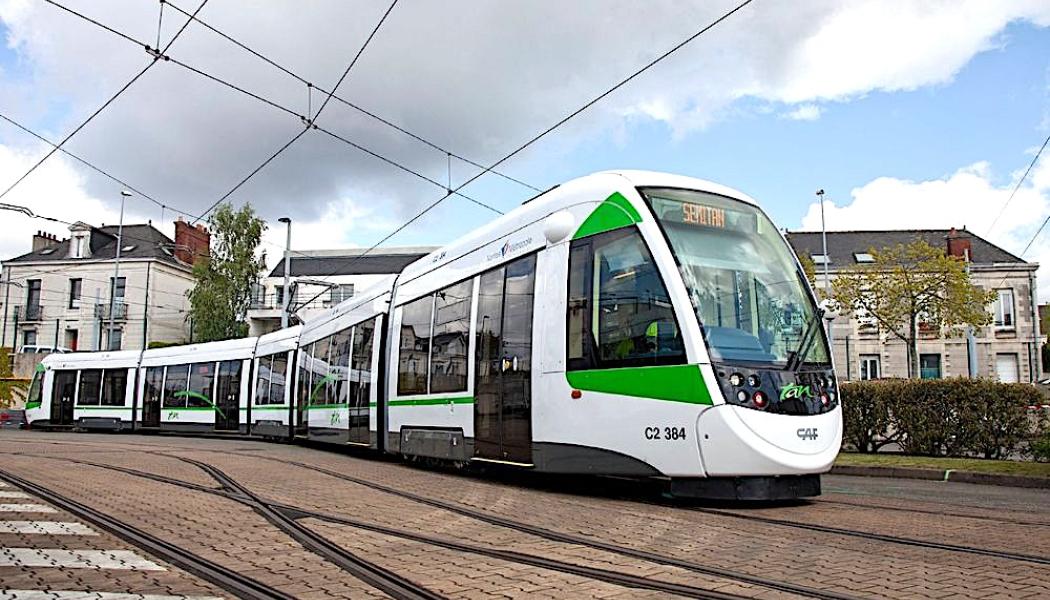 Bland annat blir det en helt luftledningsfri drift på den ungefär två kilometer långa sträckan mellan Tours centralstation och Choiseul-torget i den historiska stadskärnan. Denna lösning bevarar stadsbilden och minskar samtidigt infrastrukturkostnaderna. Foto: CAF