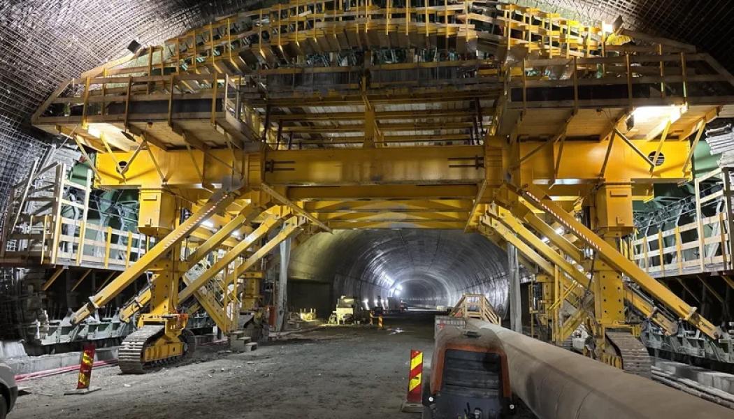 I tunneln sker gjutningen i etapper om tolv meter, med en ny sektion varannan dag.  Foto: BaneNor