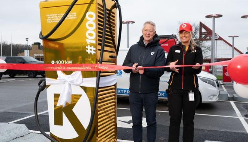 Johan Söderberg och Rebecca Berntsson klipper banden i Varberg. Foto: Circle K