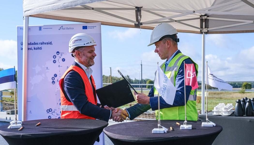 Undertecknande av ett byggkontrakt. Med detta kontrakt förväntar sig Anvar Salomets, ordförande för Rail Baltic Estland, att minst en tredjedel av den 213 kilometer långa huvudlinjen i Estland kommer att vara under byggnation vid årets slut. Kontrakt har nu tecknats för 65 kilometer av linjen. Foto: Rail Baltica
