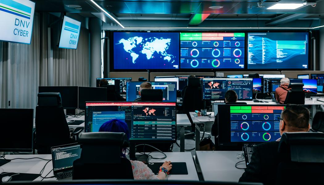 Samhällskritiska branscher befinner sig i en kapprustning mot cyberhot, visar DNVs Cyber-rapport.  Foto: DNV
