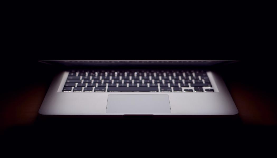 Cyberkriminella utnyttjar AI för att massproducera riktade nätfiskemejl, skapa trovärdiga deepfakes och effektivisera rekognosering. Foto:  thom/unsplash