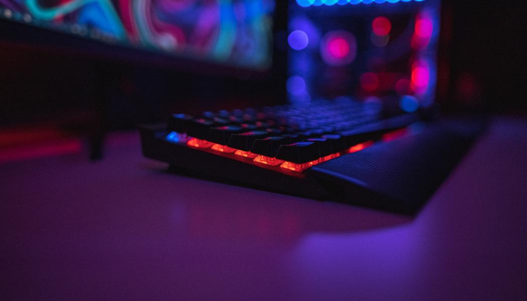  Ransomware-incidenter minskade med 70 % jämfört med första halvåret 2023. Förändringen tros vara på grund av angriparnas skifte från generell spridning till riktade attacker mot sektorer som energi, hälsovård, tillverkning, transport, logistik och fordon. Foto: jack b/unsplash