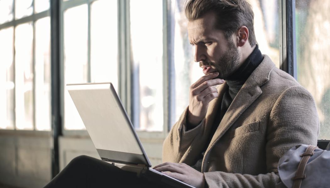 84% av svenska VD:arna anser att man är väl förberedd på en cyberattack. 48% har tilltro till att organisationens säkerhet kan hålla jämna steg med AI-utvecklingen. 44% tror att deras organisation kan få tillgång till lämplig cybersäkerhetstalang och lösningar för att försvara sig mot AI-hot. 64% kommer investera för att säkra organisationens skydd mot AI-hot.oto: bruce mars/unsplash