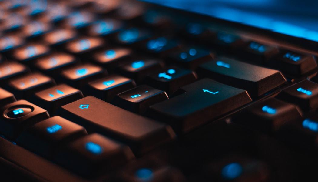 IT-enheten vid Göteborgs Universitet ansvarar för säkerheten för cirka 14 000 klienter och att 60 000 studenter har tillgång till tjänsterna, samtidigt som stora mängder forskningsdata hanteras. Foto: christian wiediger/unsplash