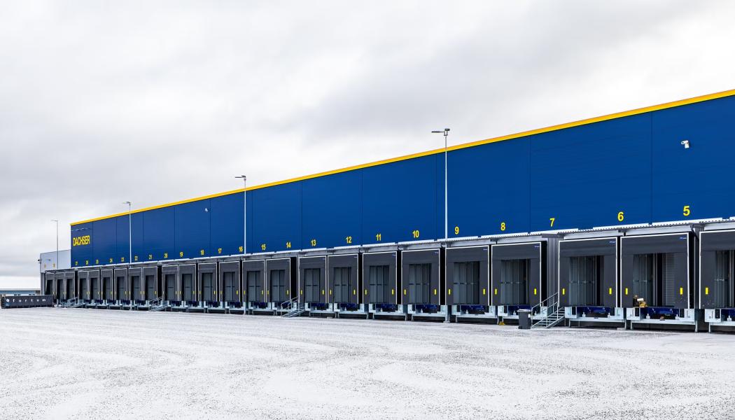 Byggnaden värms upp med hjälp av ett geoenergisystem, och på taket har en solcellsanläggning installerats som bidrar med förnybar energi till verksamheten. Foto: Dachser Finland