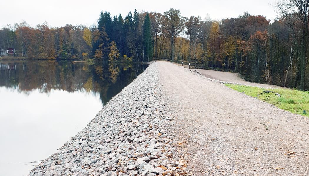 Dammsäkerheten höjs genom nytt erosionsskydd och stödbankar. Foto Svevia