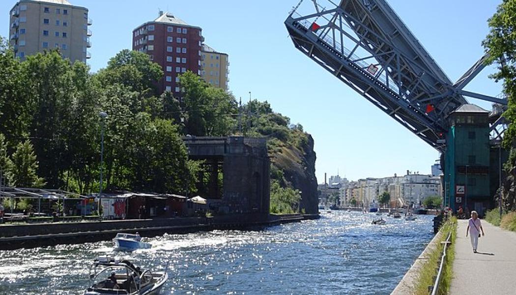 Danvikskanalen och Danviksbron med broöppning. Foto: Holger Ellgaard/Wikimedia Commons