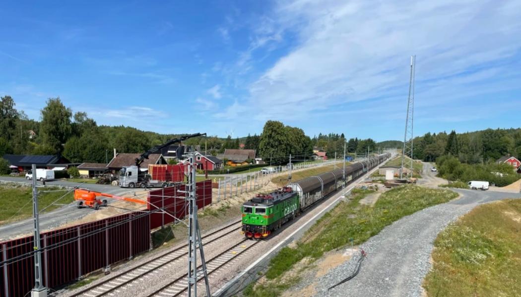 Ett av de första tågen som rullade på det nya dubbelspåret. Foto: Trafikverket