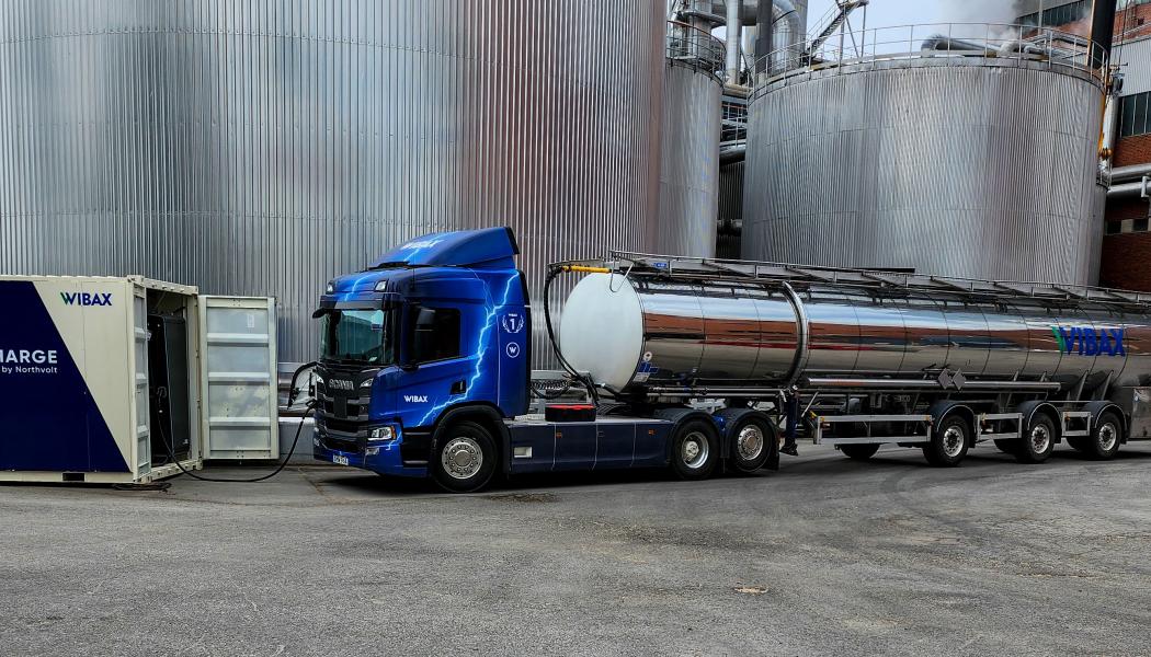 Den mobila elbilsladdaren är installerad ute hos Smurfit Kappa i Piteå. Foto: Wibax