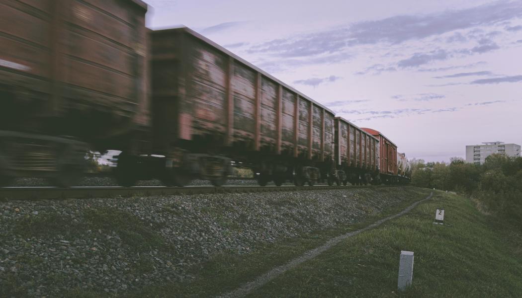 Banavgifterna på järnvägen har ökat kraftigt, med omkring 600 procent på 15 år och ytterligare cirka 40 procent under det senaste året, trots att omfattningen av godstrafiken i stort sett varit oförändrad och därmed inte kan förklara avgiftshöjningarna genom ökat slitage. Foto: alexander fastovets / unsplash