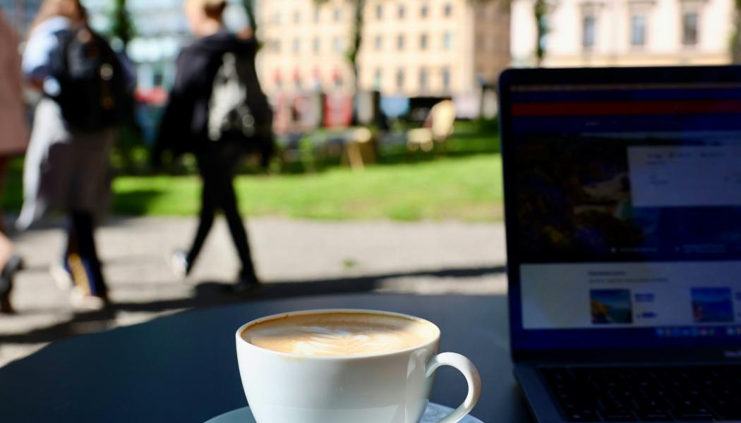 Enligt Digitaliseringsstrategin behöver konnektivitetsinfrastrukturen byggas ut för att det ska vara möjligt att bo, leva och arbeta i hela landet. Foto: nicolas nezzo/Unsplash