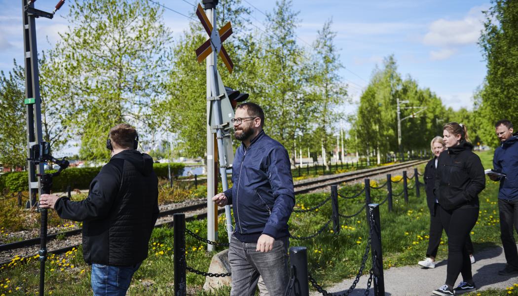 Stadsarkitekt Florian Steiner ledde den livesända rundvandringen genom området tillsammans med Pär Fleuron från Trafikverket. Foto: Maria Fäldt.