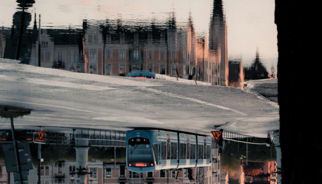 Spårvagn vid Djurgårdsbron i Stockholm. Foto: Fredrik Öhlander/Unsplash