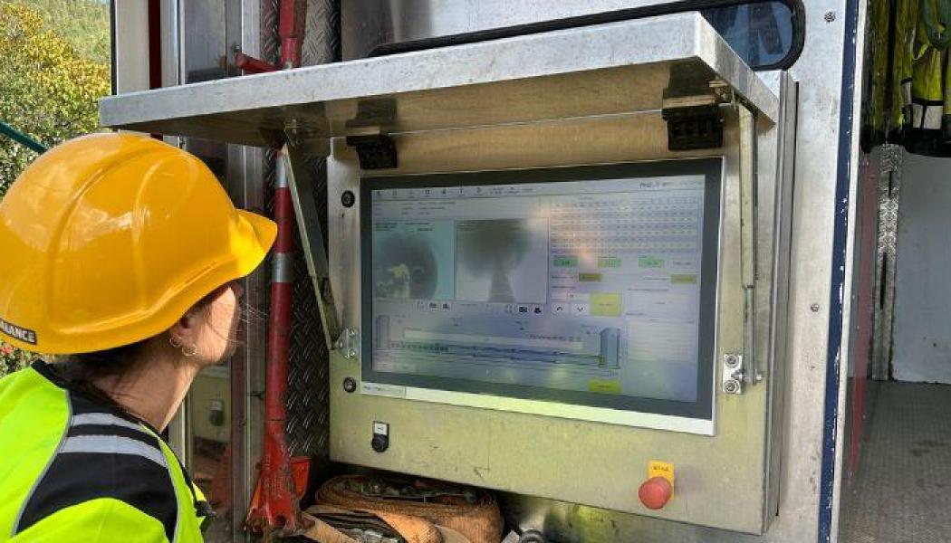 I Drammen var över 20 hushåll anslutna till en underdimensionerad och igensatt vattenledning. Lösningen blev en innovativ rör-i-rör-lösning som på några veckor gav både hus och lägenheter bra vattentryck. På bilden: VA-ingenjör Kristin Hamre, Drammen kommun. Foto: Drammen kommun