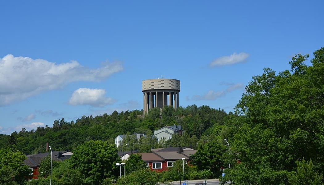 Vattentornet i Sätra, Stockholm. Foto: Wikimedia Commons/https://commons.wikimedia.org/wiki/File:Vattentornet_i_S%C3%A4tra.jpg?uselang=fr