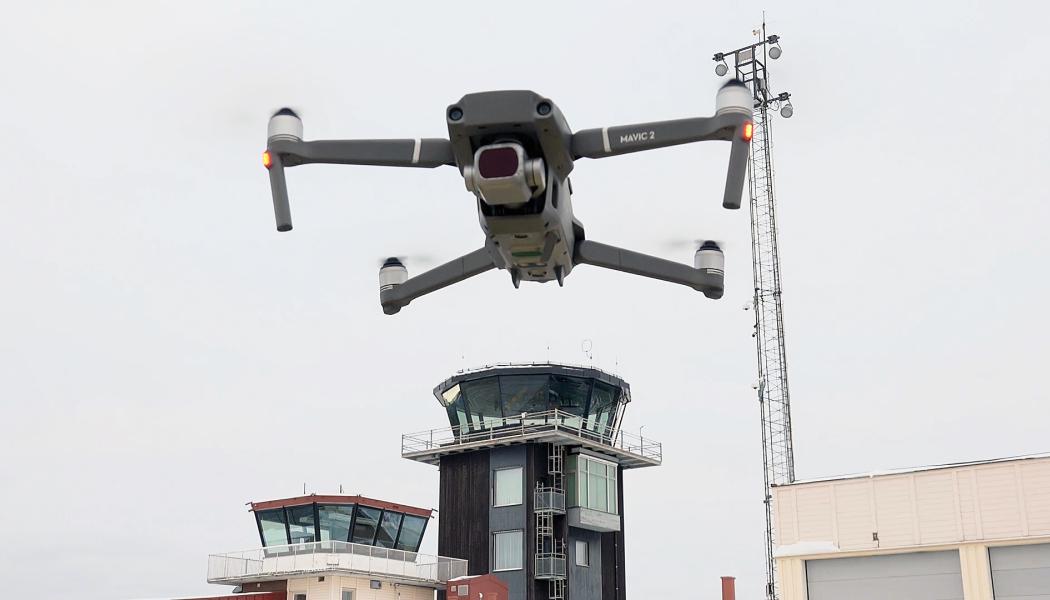 En drönare som lyfter från Örnsköldsvik Airport. Foto: SLICE.