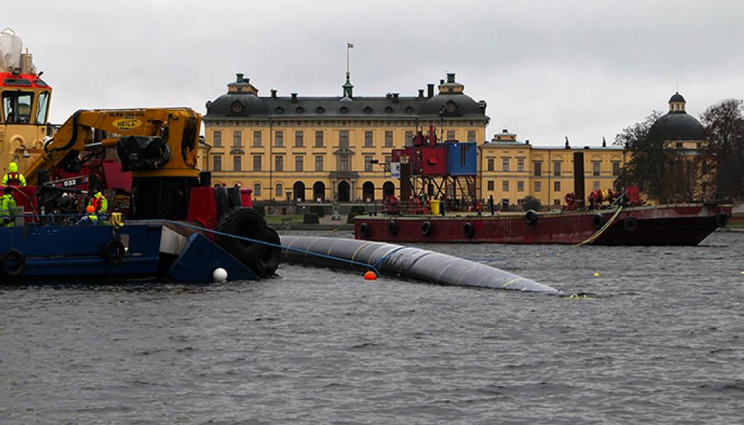 1,5 kilometer lång dricksvattenledning på väg ner i Drottningholmssundet. Foto: Stockholm vatten och avfall