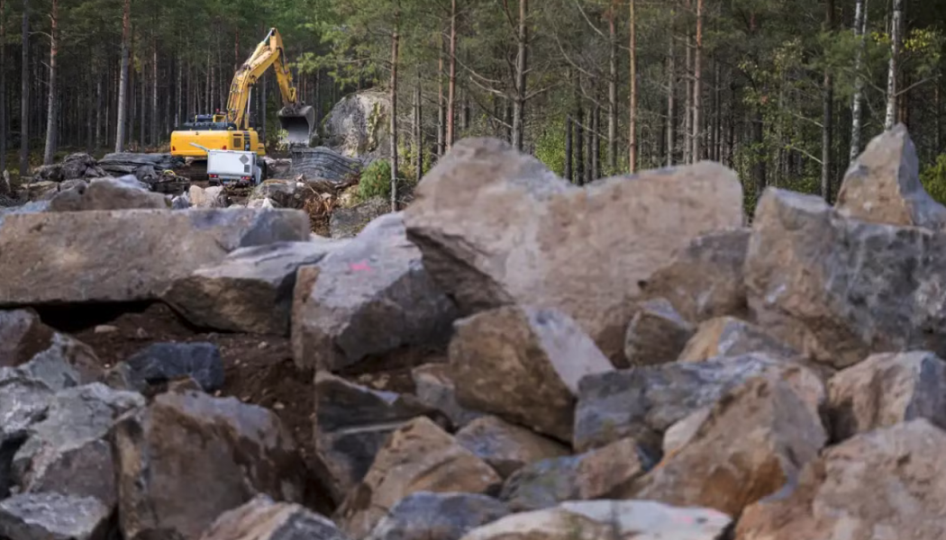 Kontraktet är en totalentreprenad och omfattar projektering, anläggning av en helt ny väg genom obruten terräng, samt en 50 meter lång bro. Foto: Svevia
