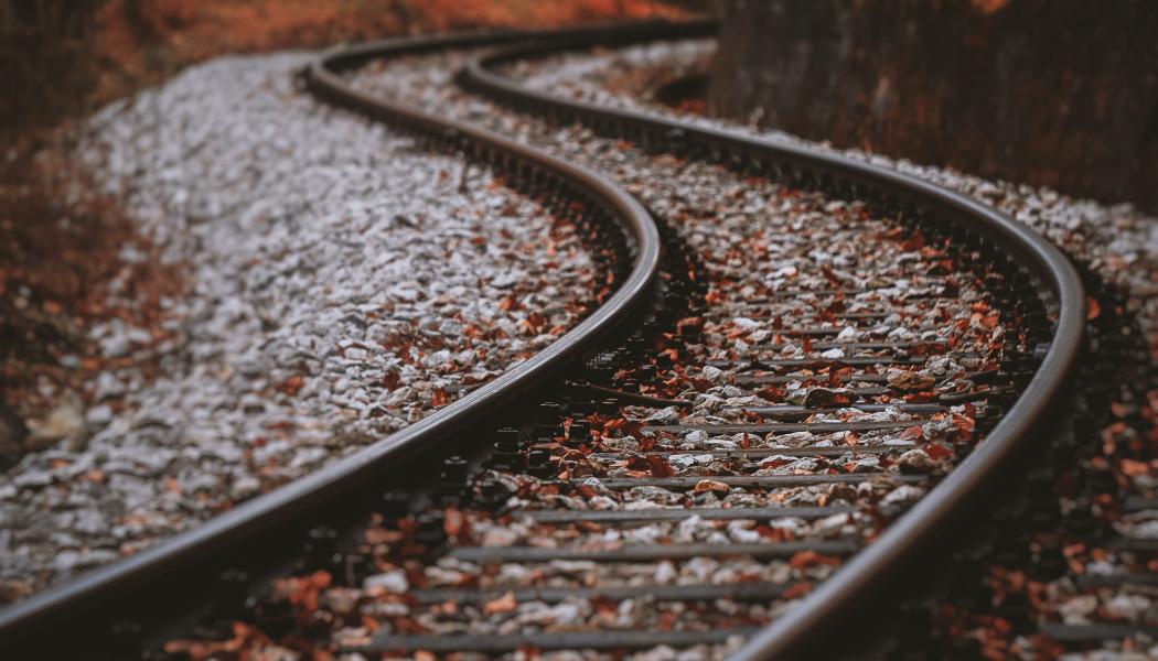 Snabbare resor och mer klimatsmarta transporter är två av tungt vägande fördelar med en ny järnvägssträcka mellan Örebro och Kristinehamn. Foto: eberhard grossgasteige unsplash
