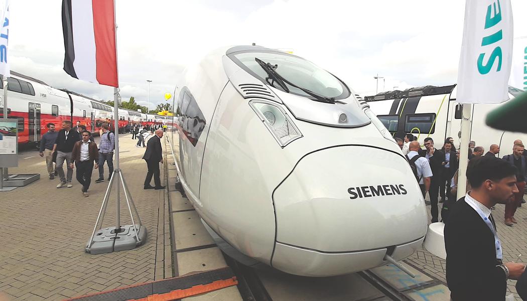 Höghastighetståget Velaro Egypt med åtta vagnar är 200 meter långt och erbjuder 481 sittplatser, fördelade på business- och standardklass, samt två platser för rullstolar. Foto: Markku Björkman