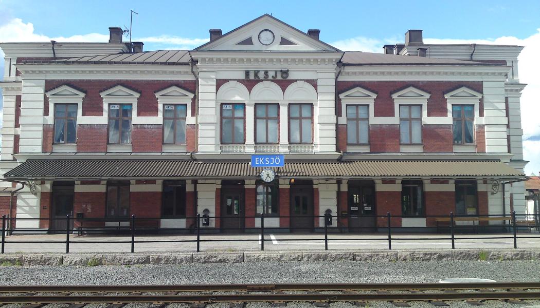 Eksjö station utmed Nässjö-Oskarshamns järnväg. Foto: Leffe00/https://commons.wikimedia.org/wiki/File:Eksj%C3%B6_station.JPG?uselang=sv