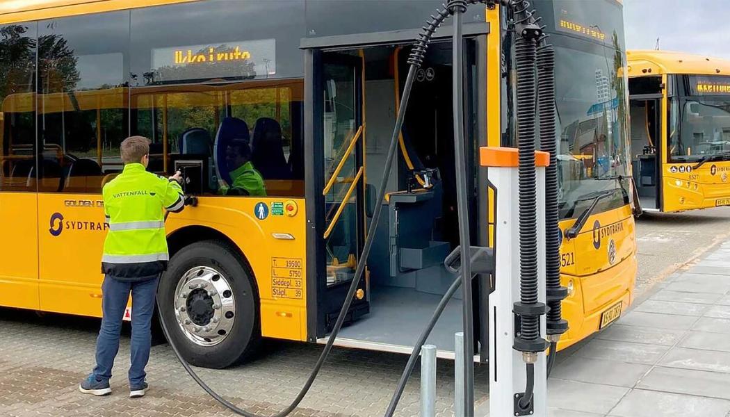 En buss kan köra runt 200–300 kilometer på en laddning och väldigt få bussrutter kräver laddning ute i stadstrafik numera. Foto: Vattenfall