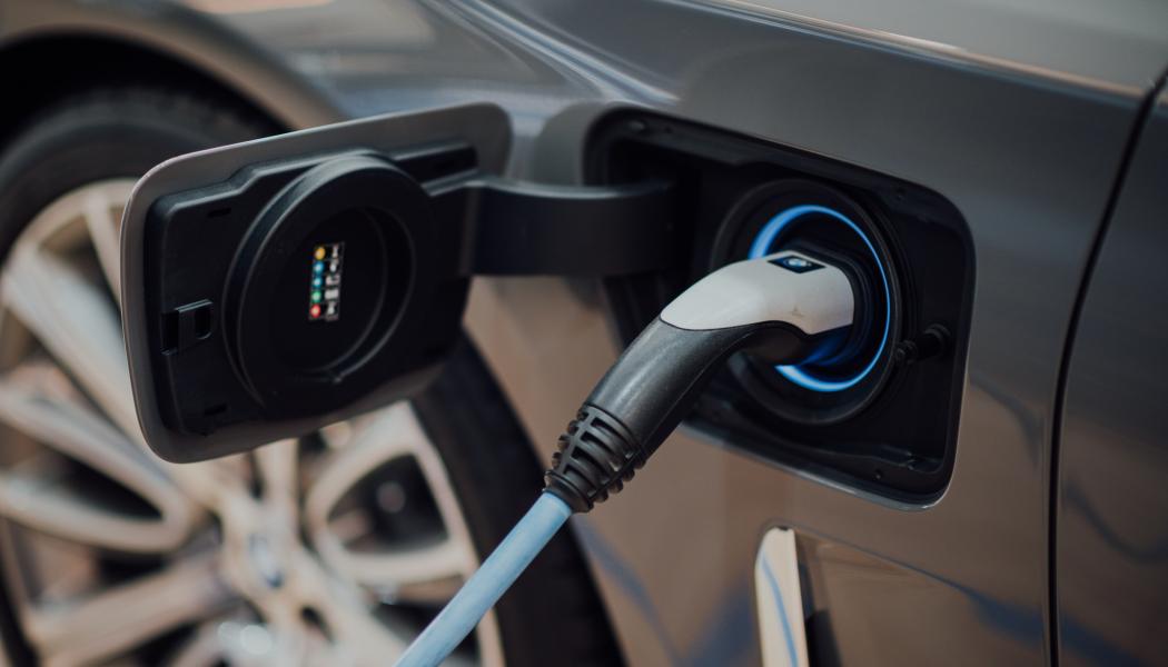Sverige stärker utbyggnaden av ladd- och vätgasstationer med nya satsningar Foto: chuttersnap unsplash